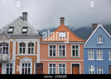 BERGEN, NORVEGIA - 31 MAGGIO 2017: Vecchie case d'epoca e architettura classica nella città di Bergen in Norvegia. Foto Stock