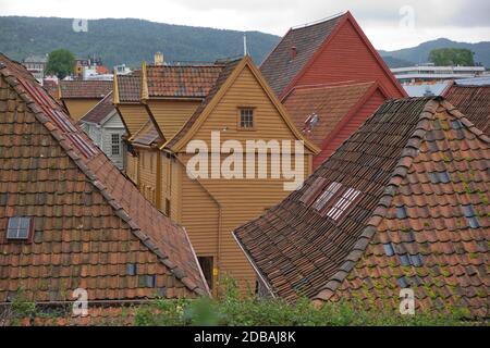 BERGEN, NORVEGIA - 31 MAGGIO 2017: Vecchie case d'epoca e architettura classica nella città di Bergen in Norvegia. Foto Stock