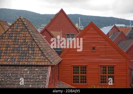 BERGEN, NORVEGIA - 31 MAGGIO 2017: Vecchie case d'epoca e architettura classica nella città di Bergen in Norvegia. Foto Stock