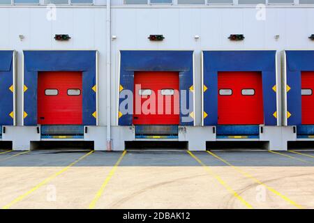 Banchina di carico Cargo doors al grande magazzino Foto Stock