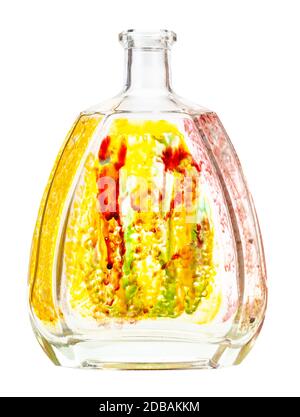pittura vetro - bottiglia di brandy in vetro dipinta a mano con ornamento floreale isolato su sfondo bianco Foto Stock