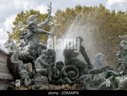 Bordeaux, Francia - 9 Settembre 2018: Esplanade des Quinconces, la fontana del monumento aux in Girondins Bordeaux. Francia Foto Stock