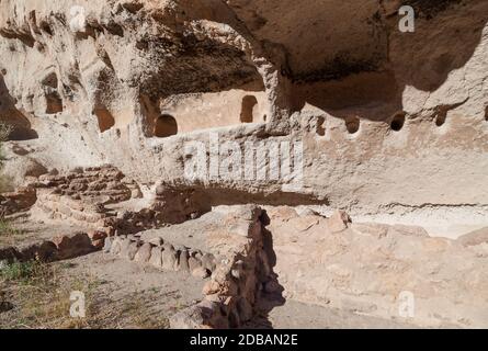 Pareti di arenaria nel Canyon di Frijoles che sono state scolpite dal popolo Pueblo per le abitazioni nel Monumento Nazionale di Bandelier, New Mexico. Foto Stock