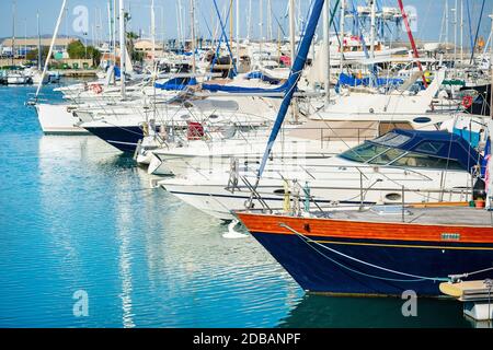 Vista laterale di yacht e motoscafi ormeggiati nel porto turistico di Larnaca, giorno luminoso di sole, Cipro Foto Stock