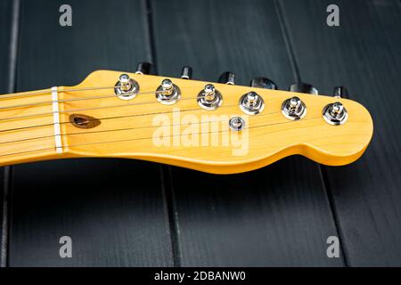 Testa per chitarra laccata lucida con tasti di sintonizzazione e viti cromate Foto Stock