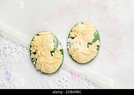 Cameo di antiquariato con Signore faccia, cammeo spilla che rappresenta il lato ritratto di una donna Foto Stock