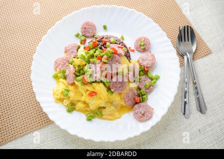 Salsiccia di maiale fermentata Omelet con uova e peperoncini, questo piatto sarebbe delizioso fritto in grande quantità di olio caldo. Foto Stock