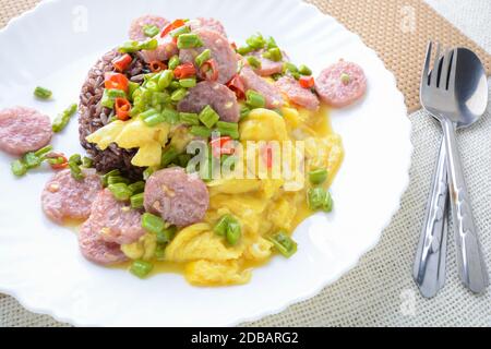 Salsiccia di maiale fermentata Omelet con uova e peperoncini, questo piatto sarebbe delizioso fritto in grande quantità di olio caldo. Foto Stock