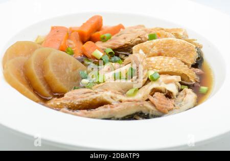 Salmone in fonte di soia con verdure, zuppa di carne di pesce Foto Stock