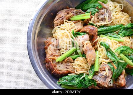 Anatra arrosto con noodle all'uovo Foto Stock