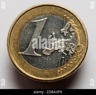 Un euro su sfondo bianco Foto Stock