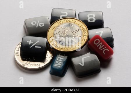 Valuta argentina con tasti calcolatrice Foto Stock