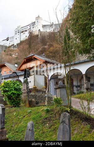 Salisburgo, Austria - 10 marzo 2019 : Cimitero di San Pietro noto come Petersfriedhof. È il cimitero più antico di Salisburgo, situato ai piedi della F Foto Stock