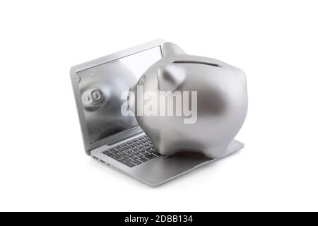 Piggy bank argento su notebook isolato su bianco con percorso di ritaglio Foto Stock