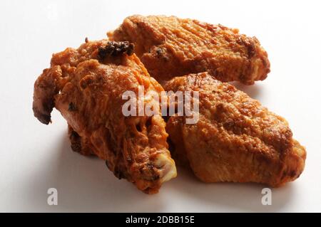 Pollo al forno su sfondo bianco Foto Stock