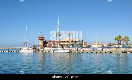 Edificio all'ingresso del porto di Vilamoura, Algarve, Portogallo Foto Stock