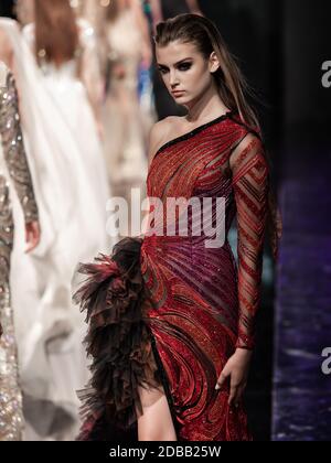 Un modello cammina sulla pista per Charbel Zoe alla Los Angeles Fashion Week S/S 20 powered by Art Hearts Fashion al Majestic Downtown, LA Foto Stock