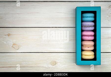 Macaroni multicolore in confezione regalo su sfondo di legno Foto Stock