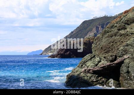 Framura scogliera e baia, cinque Terre parco nazionale. hi res foto. Foto Stock