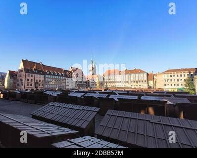 Norimberga, Germania - 01 gennaio 2020: Mercatino di Natale di Norimberga nella piazza principale di Nuernberger Hauptmarkt - una delle fiere di Natale più antiche della Germania Foto Stock