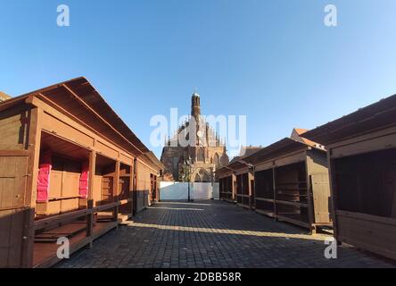 Norimberga, Germania - 01 gennaio 2020: Mercatino di Natale di Norimberga nella piazza principale di Nuernberger Hauptmarkt - una delle fiere di Natale più antiche della Germania Foto Stock