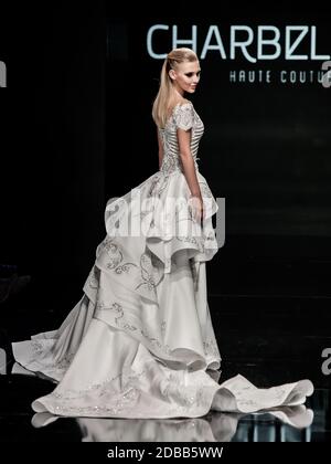 Un modello cammina sulla pista per Charbel Zoe alla Los Angeles Fashion Week S/S 20 powered by Art Hearts Fashion al Majestic Downtown, LA Foto Stock