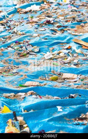 Pulizia spiagge. Pulizia spiagge sporca dall'azione dell'uomo. La sostenibilità del pianeta e la conservazione della natura. Foto Stock