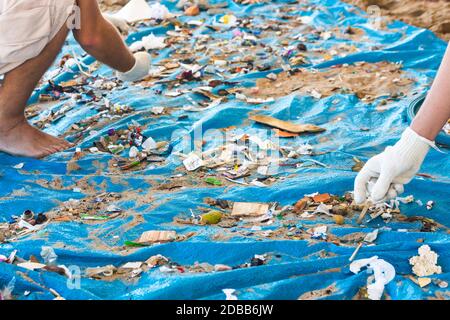 Pulizia spiagge. Pulizia spiagge sporca dall'azione dell'uomo. La sostenibilità del pianeta e la conservazione della natura. Foto Stock