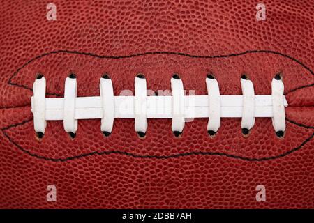 Primo piano di lacci sul pallone da calcio americano Foto Stock