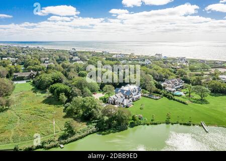 Vista aerea di diverse tenute private a Southampton, NY Foto Stock