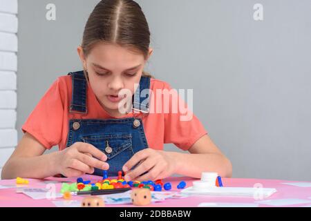 Ragazza con entusiasmo gioca a bordo giochi Foto Stock