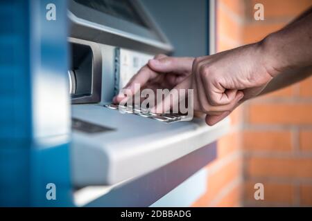 Immissione di un PIN della carta di credito su una tastiera ATM. Foto Stock