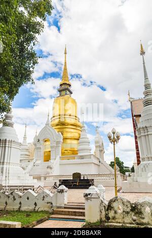 Tempio di Suan Dok, Wat Suan Dok (monastero) con cielo blu a Chiang mai, Thailandia Foto Stock