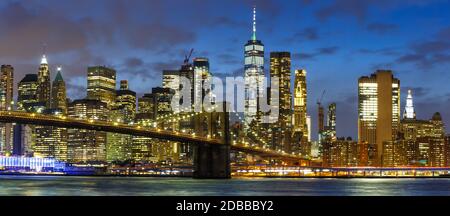 Notte dello skyline di New York, vista panoramica di Manhattan, Ponte di Brooklyn, World Trade Center, WTC Foto Stock