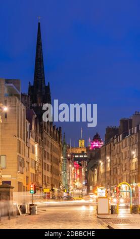 Il Royal Mile di Edimburgo città vecchia Cityscape al tramonto tramonto, Edimburgo, Scozia UK Foto Stock