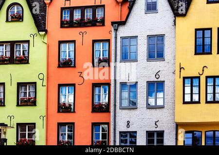 Una serie di case colorate sul lungomare del Reno a Colonia, in Germania Foto Stock