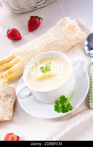 Deliziosa zuppa di crema di asparagi bianchi Foto Stock