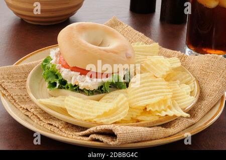 Un panino di insalata di pollo su un bagle Foto Stock