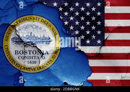 Bandiere di Boston e USA dipinte su pareti incrinate Foto Stock