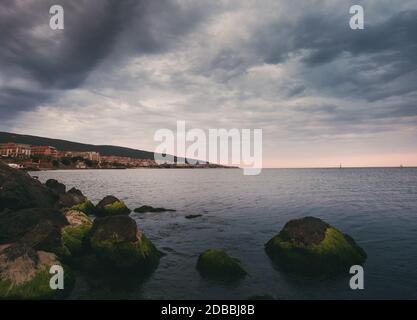 Tempo prima della tempesta. Cielo drammatico. Temporale sulle rive di una città turistica. Il mare si sta preparando per una tempesta. Sveti Vlas, Bulgaria, Sunny Beach Foto Stock