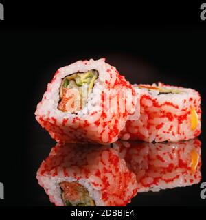 Due pezzi di sushi su sfondo nero. Macro shot di cibo giapponese. Foto Stock