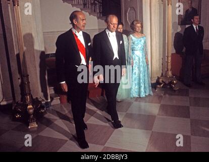 Il presidente degli Stati Uniti Gerald R. Ford, al centro di sinistra, dà il benvenuto al presidente francese Valéry Giscard d'Estaing, a sinistra, alla Casa Bianca di Washington, DC per una cena di Stato il 17 maggio 1976. A piedi dietro i presidenti sono Anne-Aymone Giscard d'Estaing e la signora Betty FordCredit: Arnie Sachs/CNP | uso in tutto il mondo Foto Stock