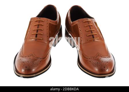 Paio di scarpe da uomo in pelle marrone e pelle scamosciata isolate uno sfondo bianco con tracciato di ritaglio Foto Stock