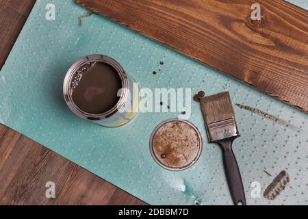 Pittura di legname con colorazione di legno con pennello Foto Stock