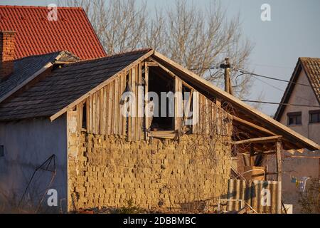 Attico di una casa abbandonata in una povera regione rurale Foto Stock