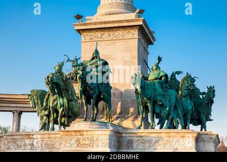 Le statue dei sette chieftains di Magyars presso la famosa Piazza degli Eroi costruita su 1896 a Budapest Foto Stock