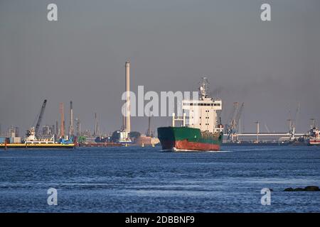 Nave da carico industriale trafic nel porto di Rotterdam sulla Nieuwe Waterweg Foto Stock