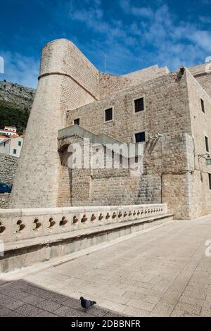 Revelin Tower presso il cancello PLOCE sulle belle mura di Dubrovnik Foto Stock