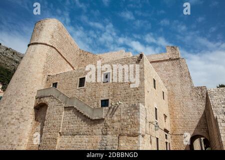 Revelin Tower presso il cancello PLOCE sulle belle mura di Dubrovnik Foto Stock