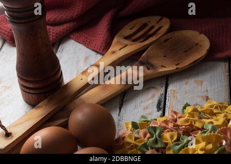 pasta secca su legno rustico e uova fresche Foto Stock